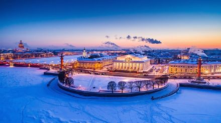 Fig. 5: la città di San Pietroburgo alle luci del crepuscolo di una fredda giornata d'inverno. Ben visibile il fiume Neva completamente ghiacciato.