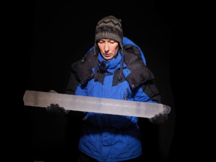 Una carota di ghiaccio dal Grand Combin. Parte delle informazioni contenute cono state perse  a causa del riscaldamento climatico. 