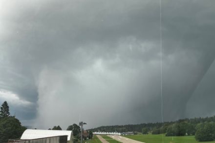 Fig. 1. Il violento temporale che ha causato devastazione a La Chaux-de-Fonds l'anno scorso, vista dall'aerodromo di Les Eplatures. (Foto: autorità aeroportuali LSGC).