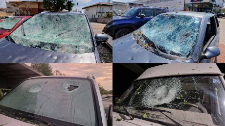 Esempi di danni da grandine sui veicoli. Fotografie prese da "Unwetter-Freaks".