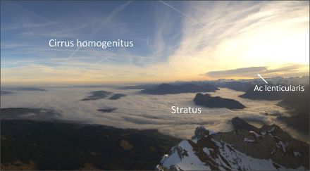 Immagine della webcam con una vista di un mare di nebbia e varie altre formazioni nuvolose al di sopra.