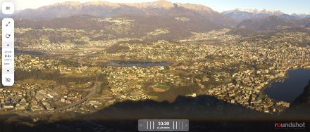 Webcam Roundshot Monte San Salvatore: panorama verso la zona del Monte Ferraro. Ore 07:30 e ore 10:30. 