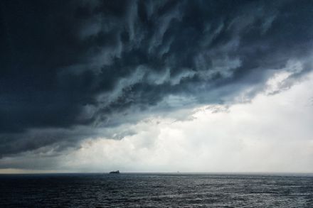 Il mare polare di alcol rimarrebbe inizialmente privo di ghiaccio, anche in caso di freddo estremo, per poi congelare completamente in breve tempo. inoltre sarebbe nero al posto che blu, decisamente meno affascinante.rigens: Schön wäre das Alkohol-Meer nicht, statt blau wäre es schwarz.
