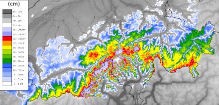 Fig. 2: Previsione della neve fresca in cm attesa fino a lunedì alle 12 UTC secondo il modello OSHD dell’SLF. Da notare che tale previsione considera solo parzialmente l’assestamento dovuto al peso della neve sugli strati inferiori, pertanto l’altezza della neve fresca che cadrà sull’arco dei tre giorni potrebbe risultare un po’ inferiore a quanto indicato.