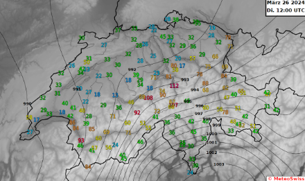 Raffiche di vento massime in km/h alle stazioni di misura di MeteoSvizzera fino al 26/03/2024 12 UTC e interpolazione delle isobare della pressione al suolo misurata in hPa.