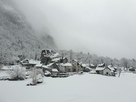 Villaggio sotto la neve in Val Bavona.