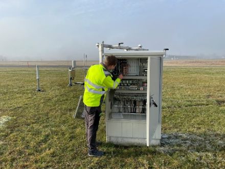 Michael Kopp controlla il quadro elettrico in cui i dati di misura vengono acquisiti, registrati e trasmessi automaticamente a MeteoSvizzera. 