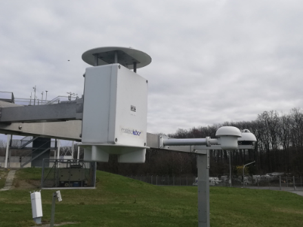 È costruito in modo robusto e soddisfa i più elevati standard di precisione di misurazione: il dispositivo di misurazione della temperatura Thygan. La foto mostra la stazione di misura a Ginevra.