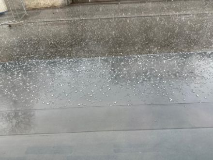 Fig. 7: Piccola grandine oggi a metà giornata sviluppatasi da un piccolo temporale sviluppatosi nella zona di Comano. 