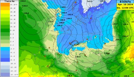 Temperatura a 850 hPa (colorazioni) con sovrapposta l'altezza di geopotenziale di giovedì 18.4.2024 alle 12 UTC (modello IFS/ECMWF). L'aria fredda ha raggiunto la Svizzera da nord, rallentando visibilmente la sua corsa incontrando la catena alpina. Il pendio sud-alpino è dunque stato risparmiato dall'afflusso diretto di aria fredda e umida di origine polare. 