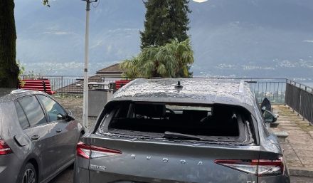 Automobili devastate a Locarno-Monti dalla grandinata del 25 agosto 2023. Il diametro della grandine superava i 5 cm.