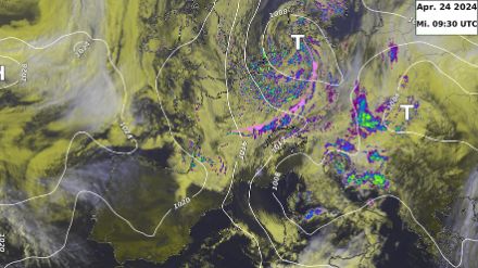 Immagine satellitare dell'Europa con molte nuvole e aree di bassa pressione sull'Europa.