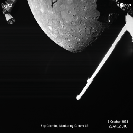 Foto del primo sorvolo di Mercurio da parte della sonda BepiColombo. Nella foto sono visibili parti della sonda.