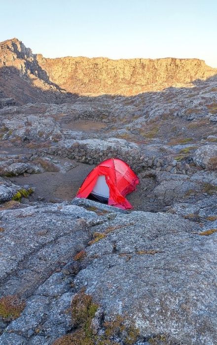 Fig. 3: L'accampamento all'interno del cratere. Foto: Alessandro Cravioglio. 
