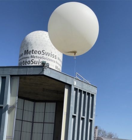  La radiosondea poco dopo il lancio sotto il pallone condiviso (fonte: MeteoSvizzera). 
