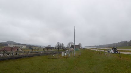 Figura 2: Vista della stazione meteorologica di La Chaux-de-Fonds con orientamento verso sud-ovest. Il temporale si è spostato verso la stazione da questa direzione, il vento al momento della raffica proveniva dalla direzione sud (a sinistra nell'immagine dal cimitero).