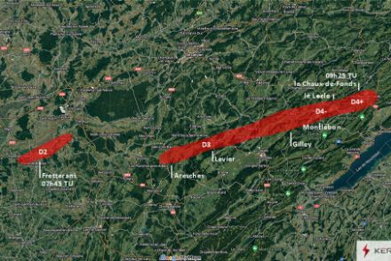 Figura 2: Stima della traiettoria percorsa dalle raffiche il 24 luglio 2023 tra le 07:45 UTC (Fretterans) e le 09:25 UTC (La Chaux-de-Fonds); l'intensità delle raffiche è indicata dai codici D2 (120-150 km/h), D3 (150-180 km/h) e D4 (180-220 km/h) secondo la scala D sviluppata da Keraunos. Le raffiche estreme sono talvolta ampie solo poche decine di metri.