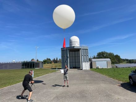 MeteoSvizzera effettua due volte al giorno radiosondaggi con palloni meteorologici. Questi vengono utilizzati per misurare importanti valori meteorologici nell'atmosfera fino ad alta quota.