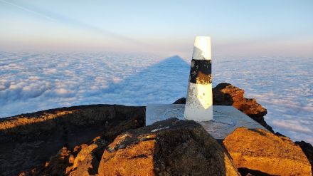 Fig. 1: Uno degli obiettivi del viaggio di Alessandro, la Montanha do Pico, la vetta più alta del Portogallo con i suoi 2'351 m slm. Foto: Alessandro Cravioglio. 