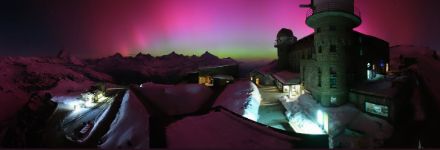 Aurora boreale vista dalla Gornergrat, con il Cervino sulla sinistra.