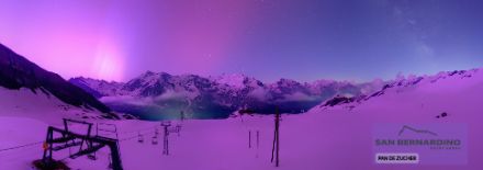 Aurora boreale vista dal Pan de Zucher, sopra San Bernardino
