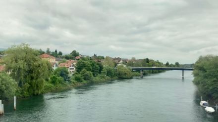 Un fiume sott un cielo grigio.