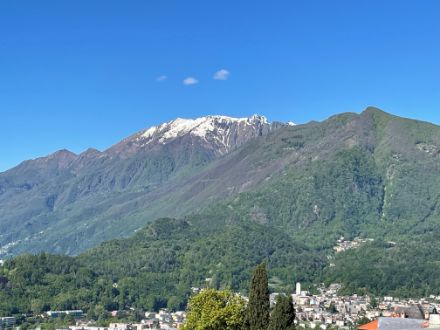 Montagna con un po' di neve sulla vetta.