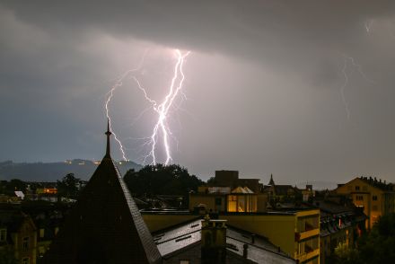Fulmine nella città di Berna, fotografato da un lucernario ragionevolmente sicuro. 