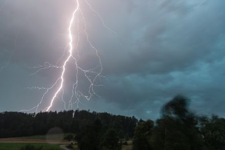 Durante un fulmine, l'aria immediatamente intorno al canale principale del fulmine può riscaldarsi fino a 30'000 gradi Celsius. Questo provoca un'espansione esplosiva dell'aria sotto forma di onda di pressione, che noi udiamo come tuono. 