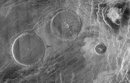 Immagine di vulcani sulla superficie di Venere, noti come vulcani "pancake", ottenuta dalla sonda Magellano.
