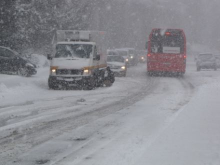 Le abbondanti nevicate causano condizioni stradali precarie.