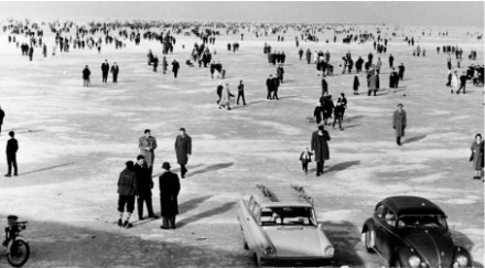 Anche il lago di Costanza si è ghiacciato nell'inverno 1962/1963. Qui, nella baia di Rorschach, molte persone si avventurano sul ghiaccio.