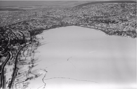 L'aria continentale proveniente da est causò il congelamento di molti laghi svizzeri nell'inverno 1962/1963, come il lago di Zurigo in questa immagine.