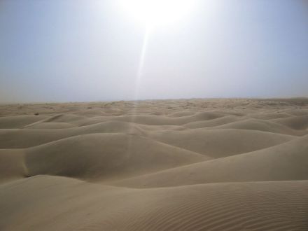Il deserto del Sahara (fonte: Wikipedia) è costituito da sabbia, pietra e roccia. A causa dell'aridità e della scarsa conducibilità termica rispetto all'acqua, in estate la superficie si riscalda fortemente durante il giorno. Va da sé che, di conseguenza, la massa d'aria sopra il deserto del Sahara deve avere proprietà completamente diverse da quelle dell'Atlantico. Nel deserto del Sahara non sono rare le temperature dell'aria di circa 50 gradi durante il giorno.