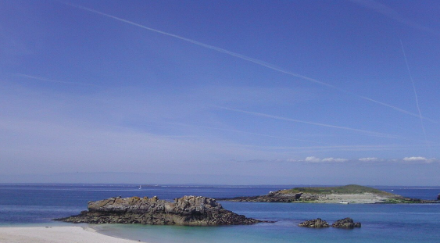 L'Oceano Atlantico (fonte: Wikipedia) a ovest della Bretagna (Francia) ha una temperatura superficiale di 11 gradi a febbraio e di 17 gradi ad agosto. Ciò si traduce in una fluttuazione annuale di soli 6 gradi. Di conseguenza, l'aria sovrastante non subisce fluttuazioni significative. Quando quest'aria viene trasferita in Svizzera, viene percepita come troppo calda in inverno e troppo fresca in estate.