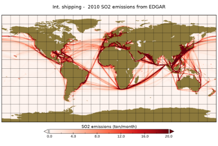 Fig. 1: Le osservazioni satellitari consentono di studiare la relazione tra l'inquinamento marittimo e le nuvole.  In immagine si possono osservare le emissioni di anidride solforosa sopra le rotte marittime internazionali nel 2010.  Eumetsat EDGAR