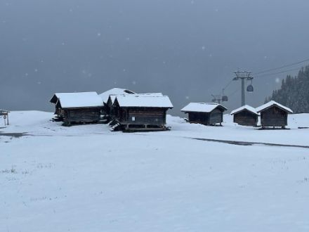 Fig. 3: In molte regioni di montagna, l'inverno è tornato ad imbiancare i paesaggi, come qui ad Hasliberg/BE. Tuttavia, la neve non resterà a lungo. Il tempo rimarrà instabile, ma le temperature torneranno ad essere più miti anche in montagna. 