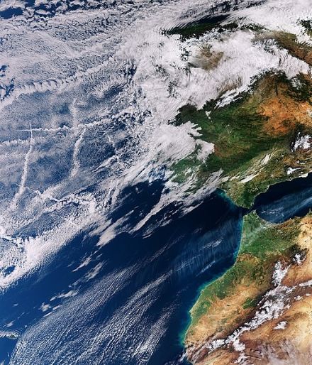 Figura 4: Immagine satellitare del 9 febbraio 2018 che mostra le tracce delle navi “shiptracks” a ovest della penisola iberica, che appaiono come bande nuvolose dovute agli scarichi delle navi.