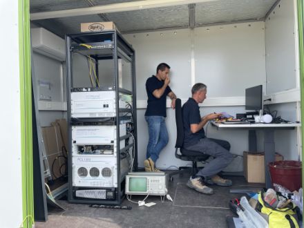Figura 5: Due dipendenti del produttore Degreane Horizon durante il Site Acceptance Test (SAT). A sinistra si vede il rack dell'elettronica nella nuova cabina di misura.