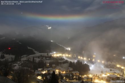 Arco circumorizzontale a Bad Kleinkirchheim, in Carinzia (Austria), nella tarda serata del 30 novembre 2020 - con condizioni di nebbia gelata durante la luna piena. La luna si trovava a un'inclinazione di circa 61° in cielo.