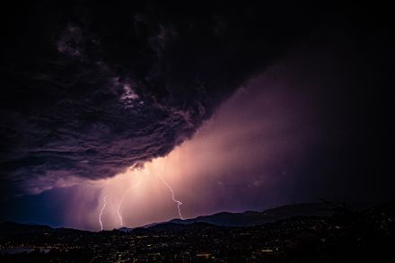 Fig. 2. Potenti fulmini "positivi", che partono dalla sommità del temporale toccando regioni anche molto lontane dalla zona interessata dalle precipitazioni. Foto: Yari Copt (@lavalledeifulmini).