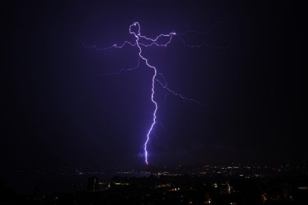 Fig. 7. Fulmine "nube-terra", probabilmente negativo, decisamente artistico. Ben visibile il punto d'impatto sul terreno. Foto: Yari Copt (@lavalledeifulmini).