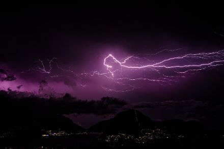 Fig. 3. Fulmine del tipo "nube-nube", con le sue ramificazioni. In media questo tipo di fulmini , che per fortuna non tocca il terreno, rappresenta ben l'80% di tutti i fulmini. Foto: Yari Copt (@lavalledeifulmini)