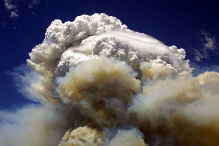 Enorme pirocumulo causato da un incendio boschivo nei pressi di Pyson, Arizona, nel 2004