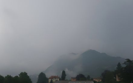 Fig. 2: Tempo piovoso nel Ticino meridionale la sera del 6 luglio 2024.  Fonte: Webcam meteorologica MeteoSvizzera
