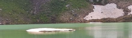 Anche il territorio ticinese propone variegati bagni estivi, decisamente freschi ai 2056 metri del Lago di Prato.