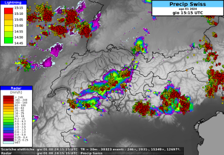 Precipitazioni rilevate dal radar e scariche elettriche alle 17:15 ora locale. Si nota la linea in arrivo da nordovest e il grande temporale sulle Alpi Orobie 
