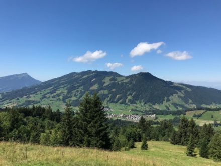 Nel pomeriggio c'era ancora qualche cumulo decorativo qua e là sulle montagne. 