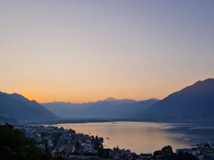 Alba serena sul Lago Maggiore.