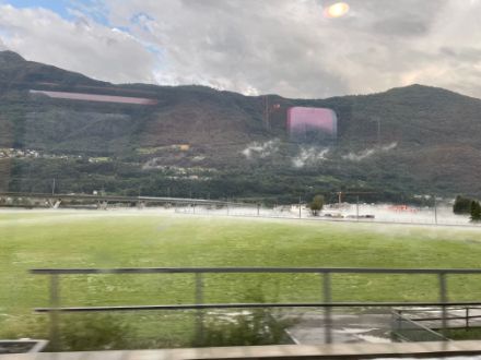 Figura 3. Nebbia sottile da grandine catturata dal treno a Camorino il 12 luglio 2024. L'accumulo di grandine al suolo raffredda gli strati bassi dell'atmosfera abbassando la temperatura. Il punto di rugiada è raggiunto, il vapore acqueo presente condensa rendendo visibili le goccioline d'acqua tramite il sottile strato di nebbia. 